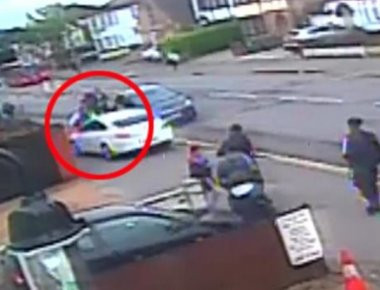 Η σοκαριστική στιγμή που οδηγός ΙΧ καβαλάει πεζοδρόμιο και πετάει στον αέρα 17χρονο (βίντεο)